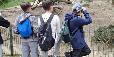 Powiększ grafikę: Uczniowie na wycieczce