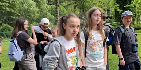 Powiększ grafikę: Uczniowie na wycieczce