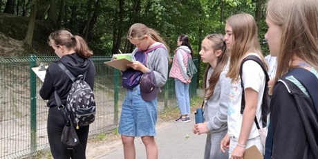 Powiększ grafikę: Uczniowie na wycieczce