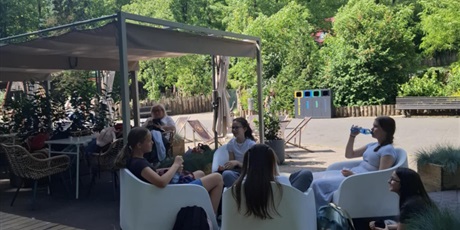 Powiększ grafikę: Uczniowie na wycieczce