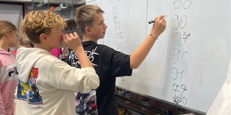 Powiększ grafikę: Uczniowie podczas zajęć