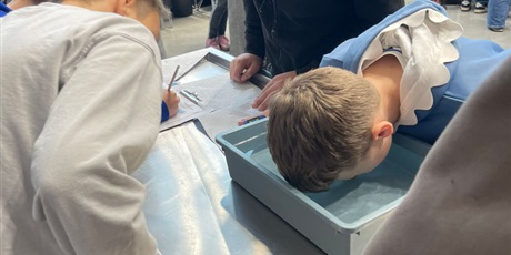 Powiększ grafikę: Uczniowie podczas zajęć