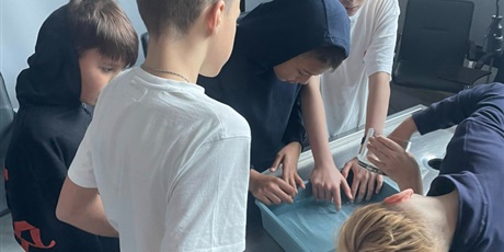 Powiększ grafikę: Uczniowie podczas zajęć