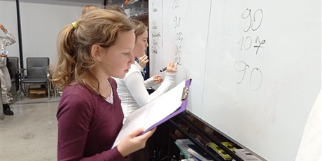 Powiększ grafikę: Uczniowie podczas zajęć