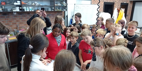 Powiększ grafikę: Uczniowie podczas zajęć