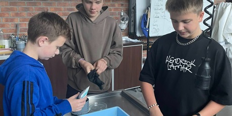 Powiększ grafikę: Uczniowie podczas zajęć