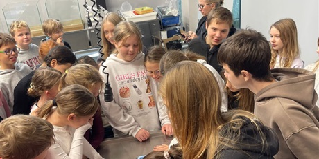 Powiększ grafikę: Uczniowie podczas zajęć