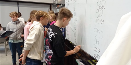 Powiększ grafikę: Uczniowie podczas zajęć