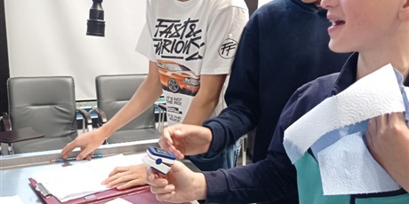 Powiększ grafikę: Uczniowie podczas zajęć