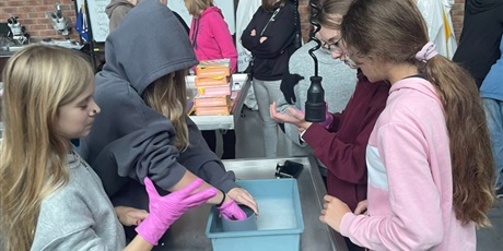 Powiększ grafikę: Uczniowie podczas zajęć