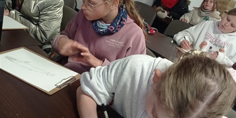 Powiększ grafikę: Uczniowie podczas zajęć