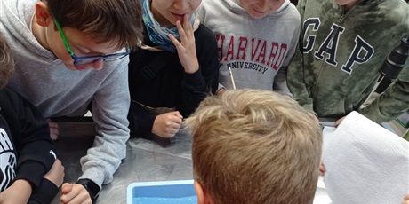 Powiększ grafikę: Uczniowie podczas zajęć