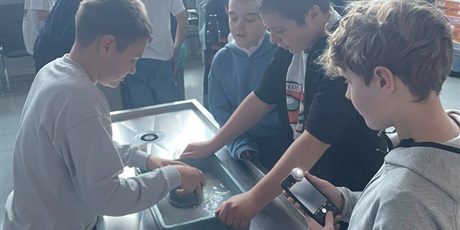 Powiększ grafikę: Uczniowie podczas zajęć