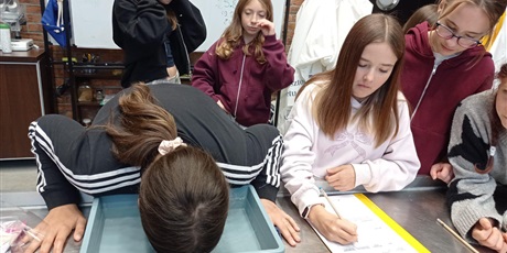 Powiększ grafikę: Uczniowie podczas zajęć