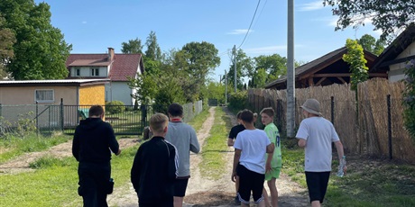 Powiększ grafikę: Uczniowie podczas wycieczki