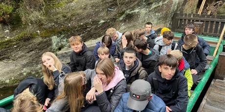 Powiększ grafikę: Uczniowie podczas wycieczki.
