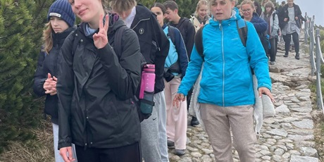 Powiększ grafikę: Uczniowie na wycieczce