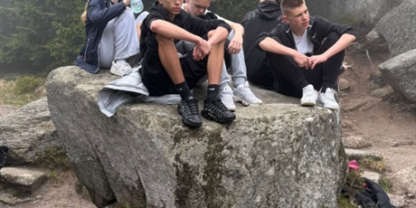 Powiększ grafikę: Uczniowie na wycieczce