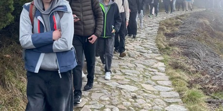Powiększ grafikę: Uczniowie na wycieczce