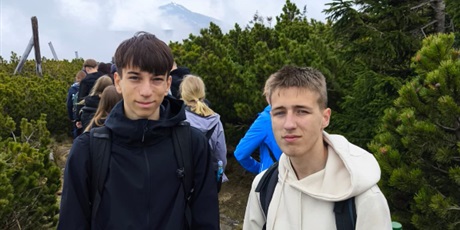 Powiększ grafikę: Uczniowie na wycieczce