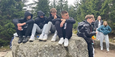 Powiększ grafikę: Uczniowie na wycieczce