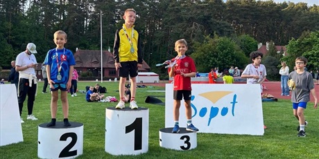 Powiększ grafikę: Uczeń na podium