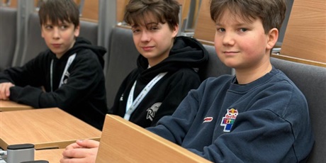 Powiększ grafikę: Uczniowie podczas konferencji