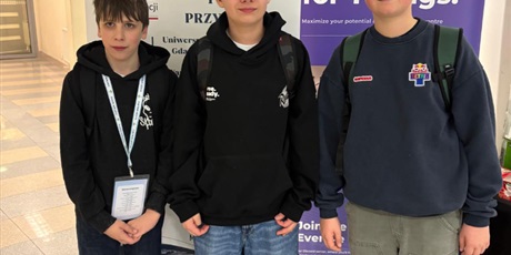 Powiększ grafikę: Uczniowie podczas konferencji