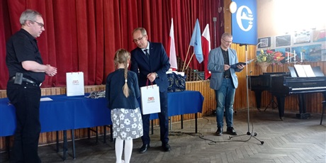 Powiększ grafikę: Uczniowie podczas wręczania nagród