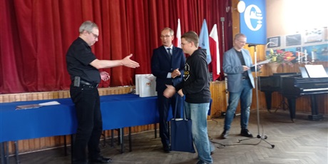 Powiększ grafikę: Uczniowie podczas wręczania nagród