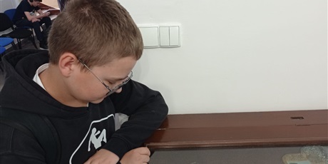 Powiększ grafikę: Uczeń z pracą