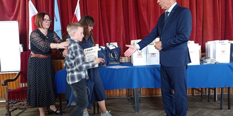 Powiększ grafikę: Uczniowie podczas wręczania nagród