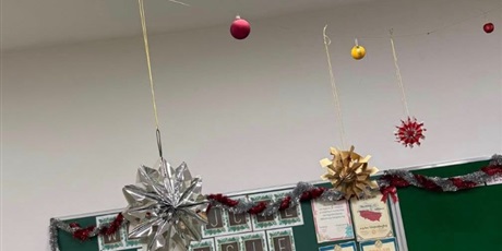 Powiększ grafikę: Dekoracje świąteczne w sali