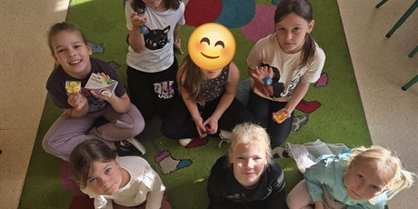 Powiększ grafikę: Uczniowie podczas zajęć w świetlicy