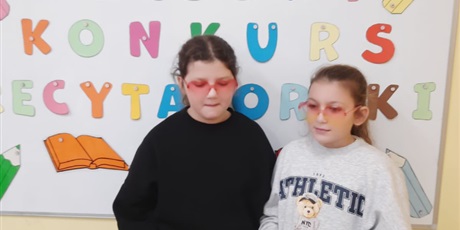 Powiększ grafikę: Uczniowie podczas konkursu.