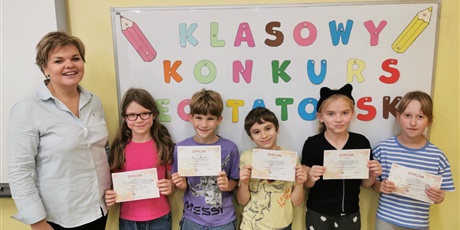 Powiększ grafikę: Uczniowie podczas konkursu.