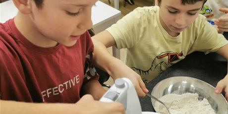 Powiększ grafikę: Uczniowie podczas zajęć