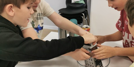 Powiększ grafikę: Uczniowie podczas zajęć