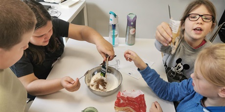 Powiększ grafikę: Uczniowie podczas zajęć