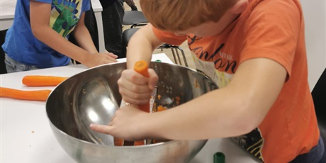 Powiększ grafikę: Uczniowie podczas zajęć