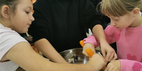 Powiększ grafikę: Uczniowie podczas zajęć