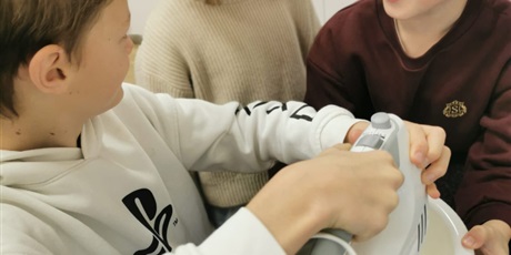 Powiększ grafikę: Uczniowie podczas zajęć