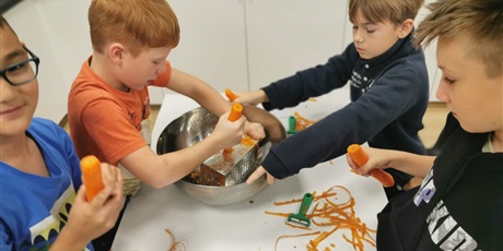 Powiększ grafikę: Uczniowie podczas zajęć