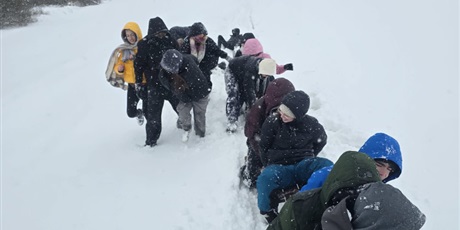 Powiększ grafikę: Klasa podczas wycieczki.