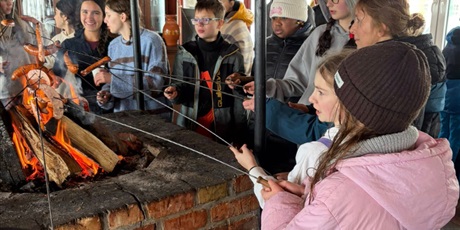Powiększ grafikę: Klasa podczas wycieczki.