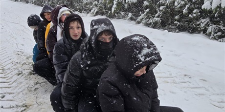 Powiększ grafikę: Klasa podczas wycieczki.