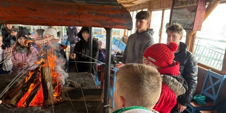 Powiększ grafikę: Klasa podczas wycieczki.