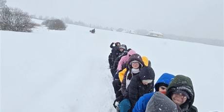 Powiększ grafikę: Klasa podczas wycieczki.