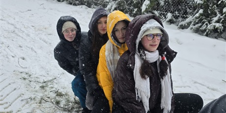 Powiększ grafikę: Klasa podczas wycieczki.