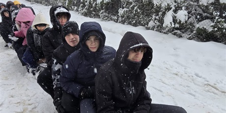 Powiększ grafikę: Klasa podczas wycieczki.